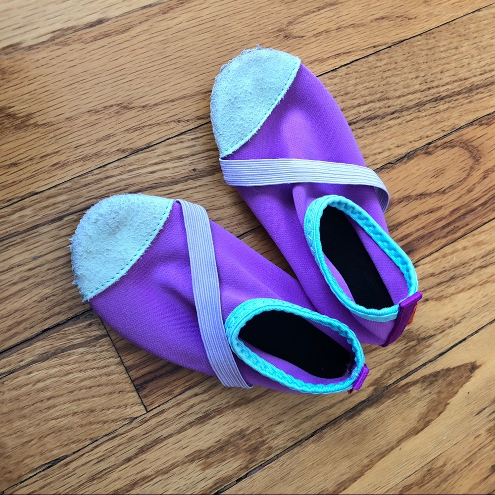 Swimming shoes